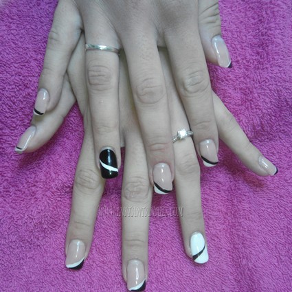 ongle blanc noir